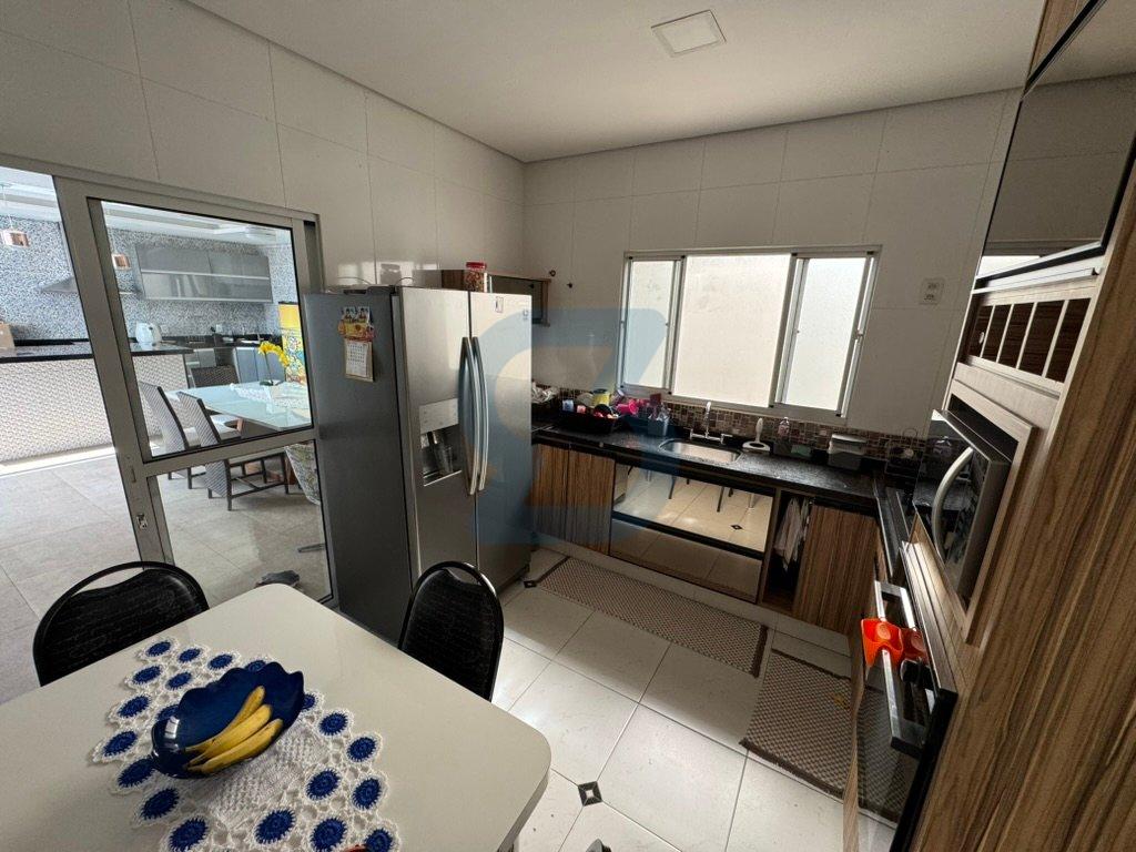 Oásis Moderno em Valinhos: Casa com Cachoeira, Automação e 3 Suítes no Jardim Pinheiros. em Jardim pinheiros, Valinhos - sp | SoloBR