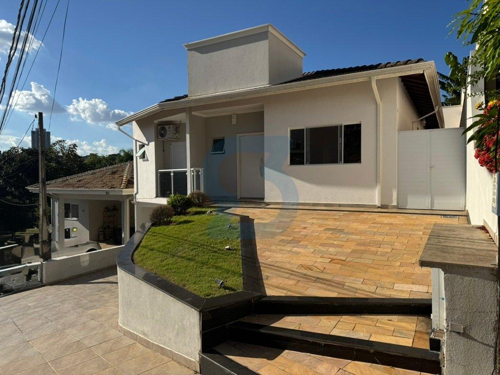 Oásis Moderno em Valinhos: Casa com Cachoeira, Automação e 3 Suítes no Jardim Pinheiros. em Jardim pinheiros, Valinhos - sp | SoloBR