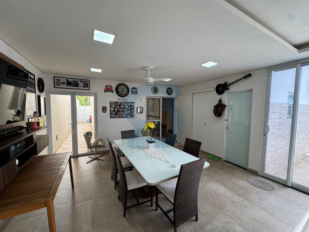 Oásis Moderno em Valinhos: Casa com Cachoeira, Automação e 3 Suítes no Jardim Pinheiros. em Jardim pinheiros, Valinhos - sp | SoloBR