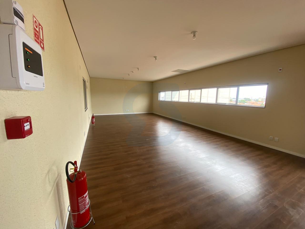 Galpão Comercial Amplo com 900m² de Área Útil em Hortolândia em Loteamento adventista campineiro, Hortolândia - sp | SoloBR
